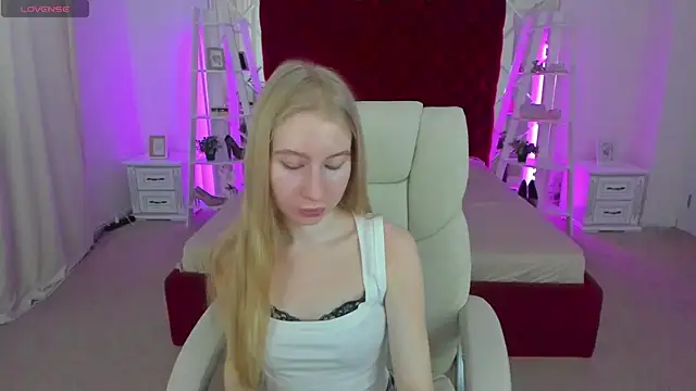 Snapshot of Alina_Blonde chatting on 07-09-26, 05:41 Alina Blonde online show from 07-09-26, 05:41