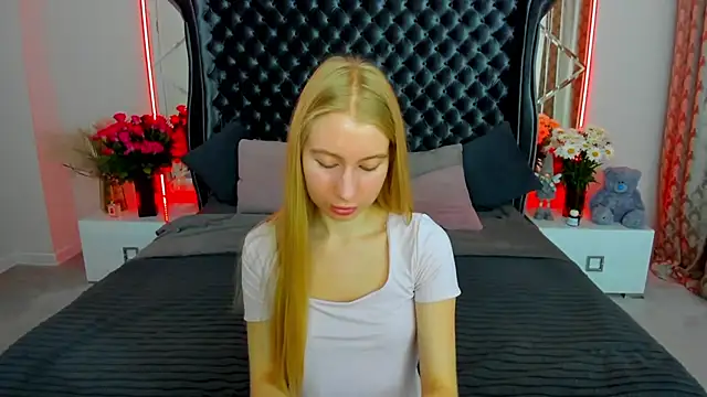 Snapshot of Alina_Blonde chatting on 06-27-26, 05:57 Alina Blonde online show from 06-27-26, 05:57