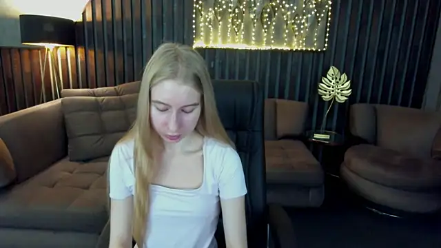 Snapshot of Alina_Blonde chatting on 07-17-26, 05:37 Alina Blonde online show from 07-17-26, 05:37