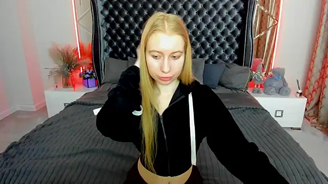 Alina Blonde online show from 04-18-26, 05:43