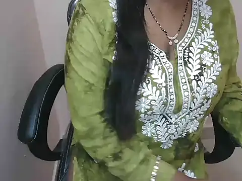 Snapshot of bold_naina chatting on 10-19-25, 04:04 bold naina online show from 10-19-25, 04:04