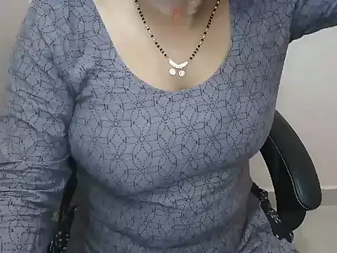 Snapshot of bold_naina chatting on 10-18-25, 03:41 bold naina online show from 10-18-25, 03:41