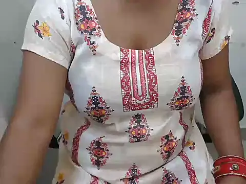 Snapshot of bold_naina chatting on 10-08-25, 03:52 bold naina online show from 10-08-25, 03:52