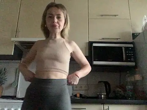 Snapshot of MartaLuna_ chatting on 12-19-25, 12:07 MartaLuna online show from 12-19-25, 12:07