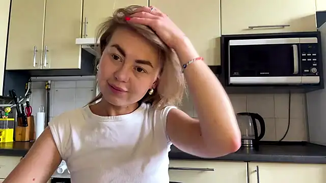 Snapshot of MartaLuna_ chatting on 06-15-26, 09:31 MartaLuna online show from 06-15-26, 09:31