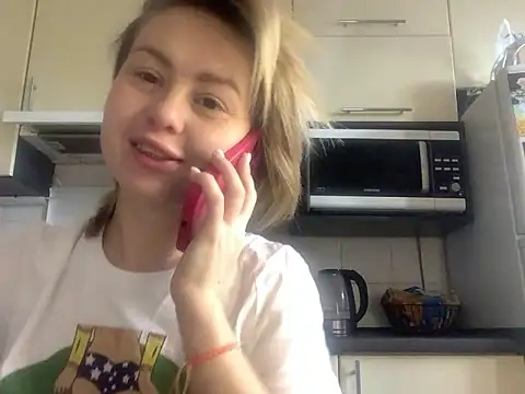 Snapshot of MartaLuna_ chatting on 12-22-25, 08:25 MartaLuna online show from 12-22-25, 08:25