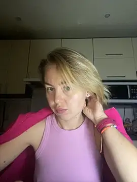 Snapshot of MartaLuna_ chatting on 11-12-25, 06:12 MartaLuna online show from 11-12-25, 06:12