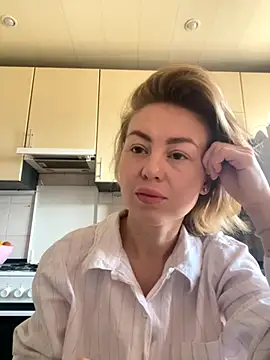 Snapshot of MartaLuna_ chatting on 11-15-25, 06:39 MartaLuna online show from 11-15-25, 06:39