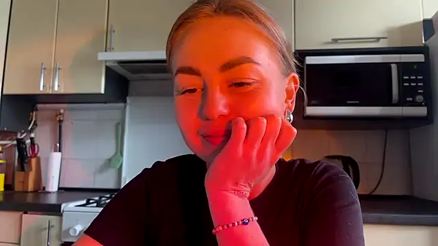 Snapshot of MartaLuna_ chatting on 06-18-26, 02:33 MartaLuna online show from 06-18-26, 02:33
