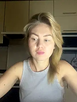 Snapshot of MartaLuna_ chatting on 11-11-25, 12:11 MartaLuna online show from 11-11-25, 12:11