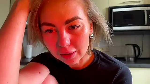 Snapshot of MartaLuna_ chatting on 06-18-26, 08:13 MartaLuna online show from 06-18-26, 08:13