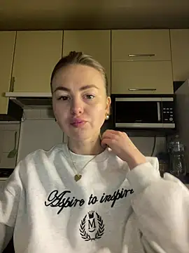 Snapshot of MartaLuna_ chatting on 02-28-26, 06:40 MartaLuna online show from 02-28-26, 06:40