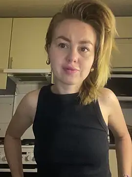 Snapshot of MartaLuna_ chatting on 12-21-25, 02:19 MartaLuna online show from 12-21-25, 02:19