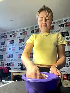 Snapshot of MartaLuna_ chatting on 11-25-25, 10:04 MartaLuna online show from 11-25-25, 10:04