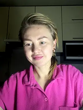 Snapshot of MartaLuna_ chatting on 11-29-25, 08:42 MartaLuna online show from 11-29-25, 08:42