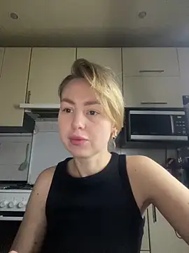 Snapshot of MartaLuna_ chatting on 12-14-25, 01:28 MartaLuna online show from 12-14-25, 01:28