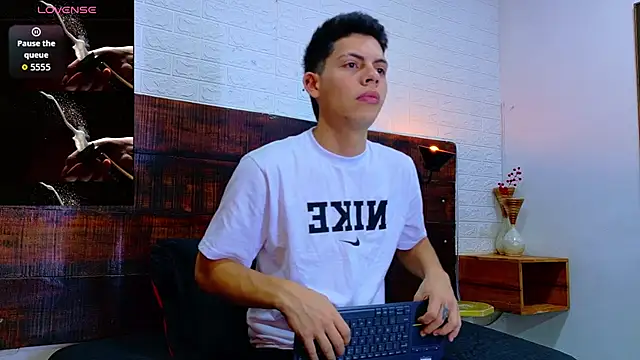 Snapshot of JhosuaVega chatting on 10-11-25, 09:27 JhosuaVega online show from 10-11-25, 09:27