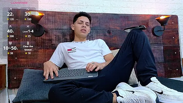 Snapshot of JhosuaVega chatting on 11-12-25, 09:51 JhosuaVega online show from 11-12-25, 09:51