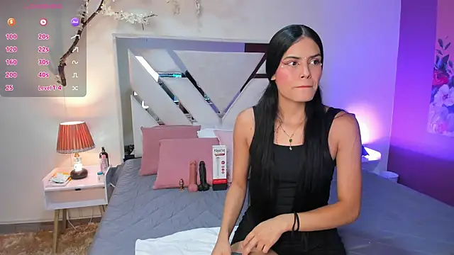 Snapshot of Isa_Rouse__ chatting on 10-15-25, 02:32 Isa Rouse online show from 10-15-25, 02:32