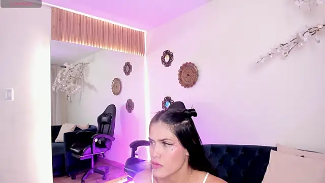 Snapshot of Isa_Rouse__ chatting on 09-26-25, 03:02 Isa Rouse online show from 09-26-25, 03:02