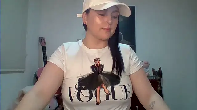 Snapshot of Venusina_07 chatting on 05-10-26, 02:04 Venusina 07 online show from 05-10-26, 02:04