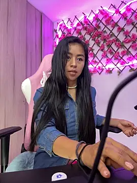 Snapshot of RaquelOficial chatting on 10-24-25, 11:20 RaquelOficial online show from 10-24-25, 11:20