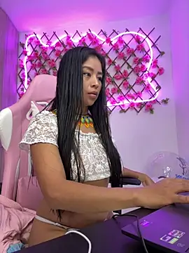 Snapshot of RaquelOficial chatting on 10-01-25, 01:37 RaquelOficial online show from 10-01-25, 01:37