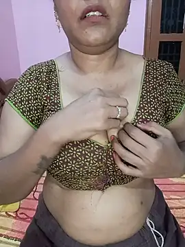 Snapshot of KannadaTamilTeluguBeauty chatting on 06-01-26, 05:45 KannadaTamilTeluguBeauty online show from 06-01-26, 05:45