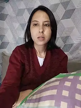 Snapshot of melzinhah03 chatting on 06-11-26, 03:03 melzinhah03 online show from 06-11-26, 03:03