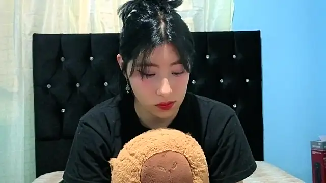 Sullyoonn online show from 10-14-25, 01:17