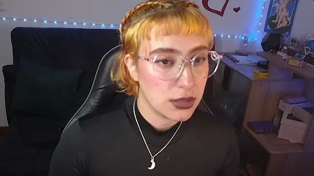 Snapshot of Miacatsito3 chatting on 06-12-26, 02:09 Miacatsito3 online show from 06-12-26, 02:09