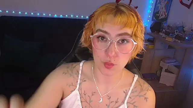 Miacatsito3 online show from 06-13-26, 04:21