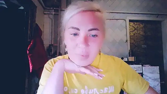 Snapshot of EmmaCat_ chatting on 05-25-26, 05:40 EmmaCat online show from 05-25-26, 05:40