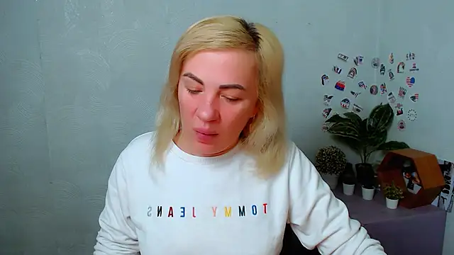 EmmaCat  online show from 12-16-25, 05:22