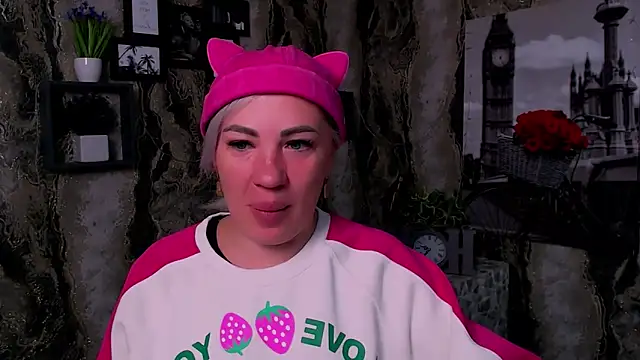 EmmaCat  online show from 04-10-26, 05:25