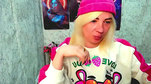 EmmaCat  online show from 03-25-26, 05:29