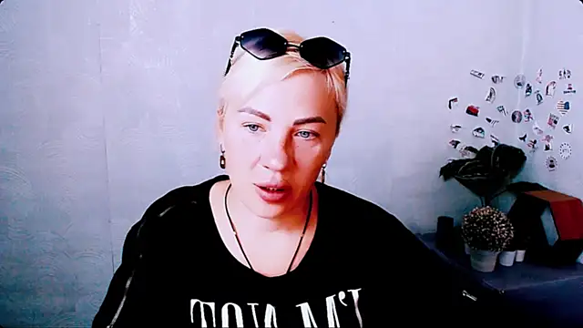 Snapshot of EmmaCat_ chatting on 06-01-26, 04:13 EmmaCat online show from 06-01-26, 04:13