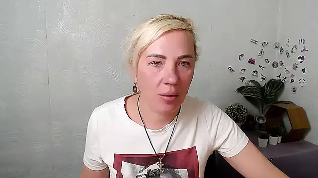 Snapshot of EmmaCat_ chatting on 05-07-26, 04:06 EmmaCat online show from 05-07-26, 04:06
