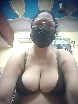 Snapshot of thehotlady chatting on 07-26-26, 03:52 thehotlady online show from 07-26-26, 03:52