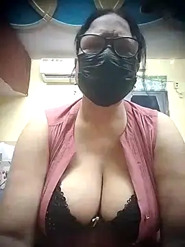 Snapshot of thehotlady chatting on 05-18-26, 04:29 thehotlady online show from 05-18-26, 04:29