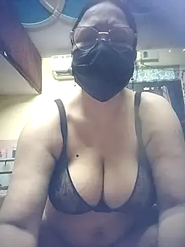 Snapshot of thehotlady chatting on 07-23-26, 04:10 thehotlady online show from 07-23-26, 04:10