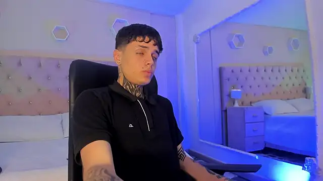 Declan-Fox online show from 10-19-25, 04:37