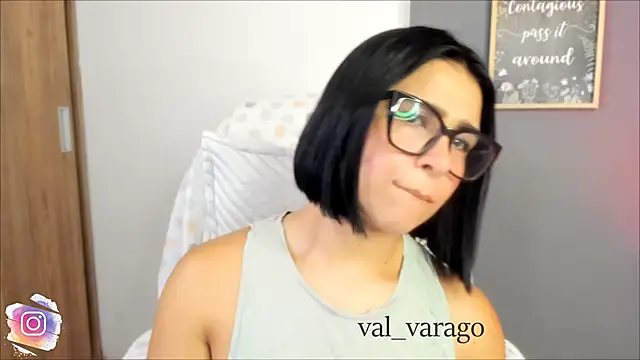 Snapshot of val_varago chatting on 06-19-26, 01:22 val varago online show from 06-19-26, 01:22