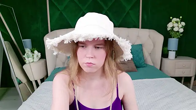 Snapshot of Alida_Brice chatting on 05-04-26, 05:38 Alida Brice online show from 05-04-26, 05:38