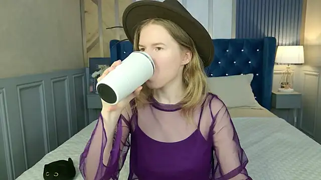 Snapshot of Alida_Brice chatting on 05-20-26, 10:56 Alida Brice online show from 05-20-26, 10:56