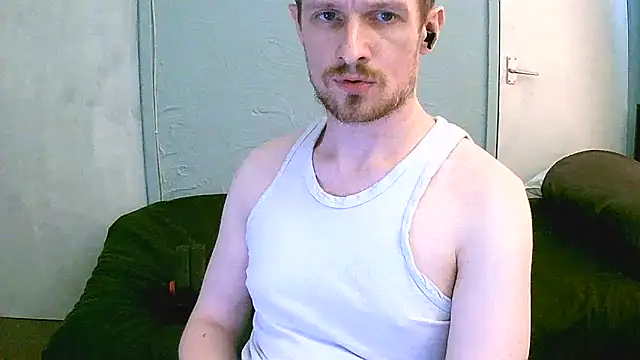 Snapshot of britlad77 chatting on 09-19-25, 04:00 britlad77 online show from 09-19-25, 04:00