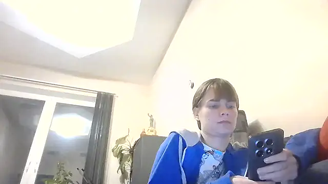 Snapshot of Loriven chatting on 10-28-25, 06:40 Loriven online show from 10-28-25, 06:40