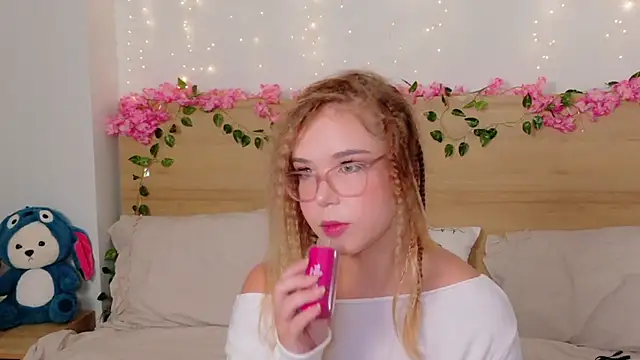 Lilith Bonheur online show from 10-30-25, 08:28