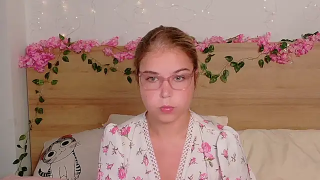 Snapshot of Lilith_Bonheur chatting on 10-16-25, 08:06 Lilith Bonheur online show from 10-16-25, 08:06