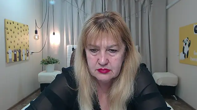 Snapshot of EmmaEllison chatting on 05-21-26, 06:22 EmmaEllison online show from 05-21-26, 06:22